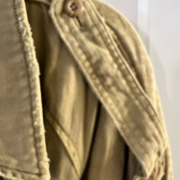 FREE PEOPLE TAN TRENCH COAT… SIZE MEDIUM… OVERSIZED FIT… EXCELLENT LIKE NEW…